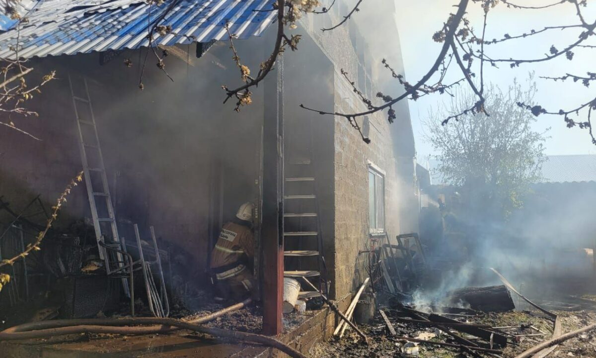 Пожарные спасли женщину из горящего дома в селе под Анапой