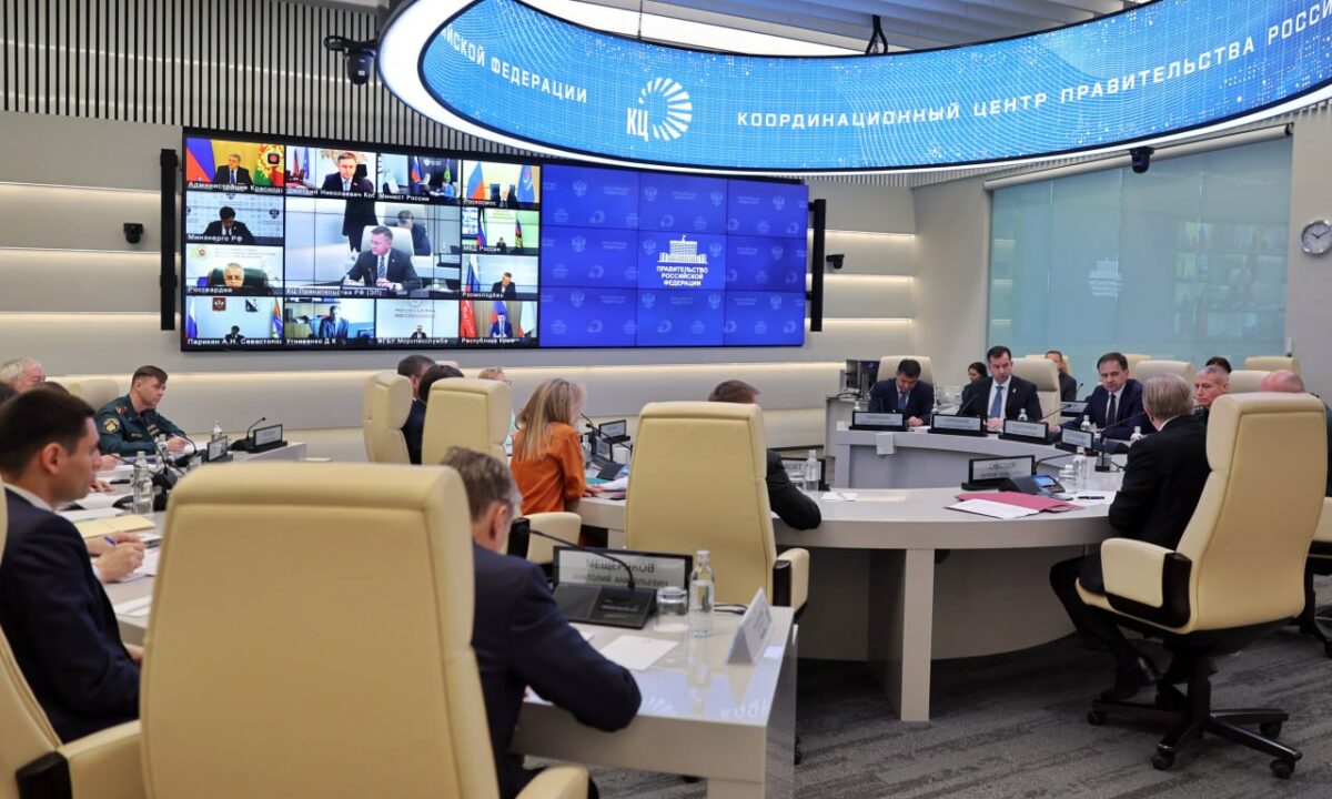 Около 440 тонн мазута с песком подняли со дна в прибрежных зонах Анапы и Темрюка