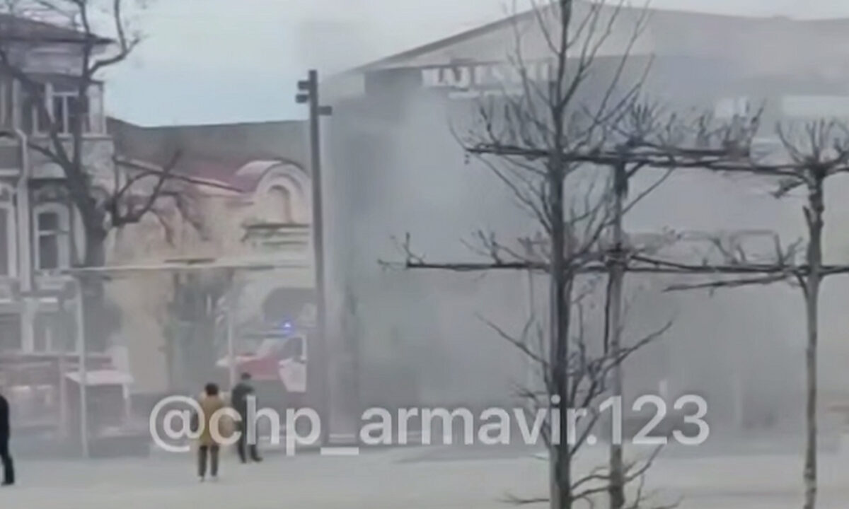 Спасатели без эвакуации справились с пожаром в торговом центре в Армавире