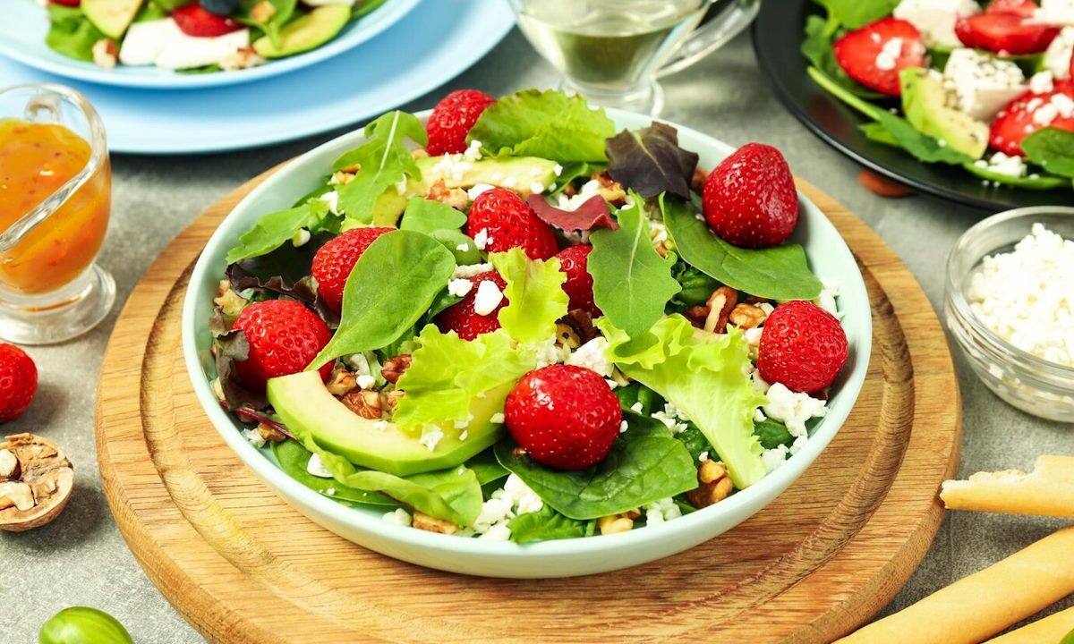 Три вкусных и интересных салата с клубникой