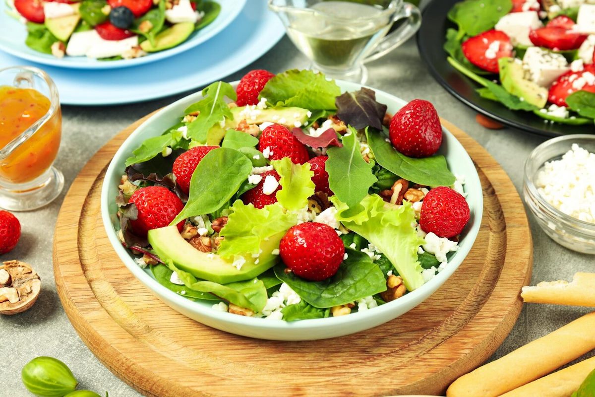 Три вкусных и интересных салата с клубникой