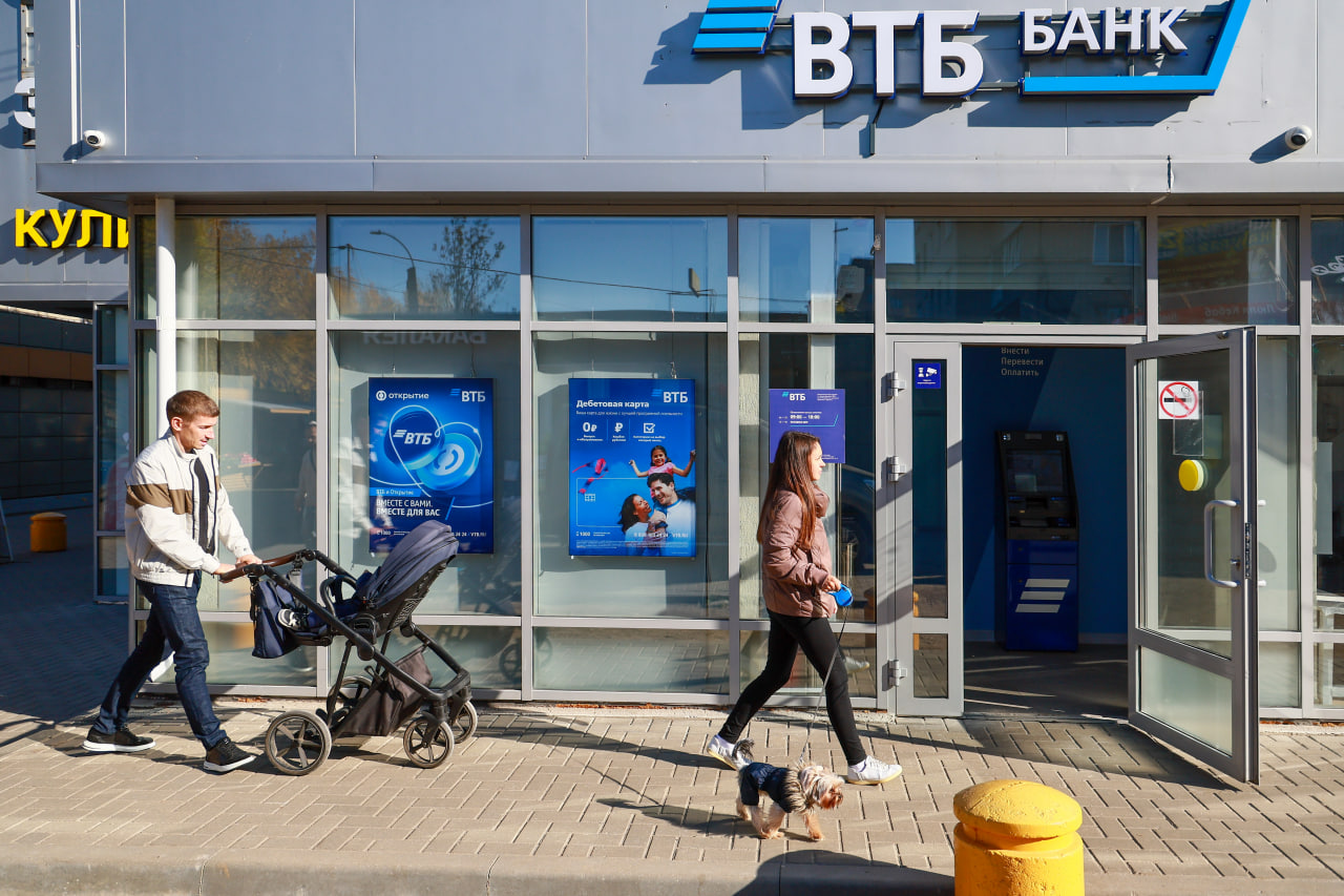 Банки РНКБ и ВТБ объединяются: что ждет клиентов после перехода