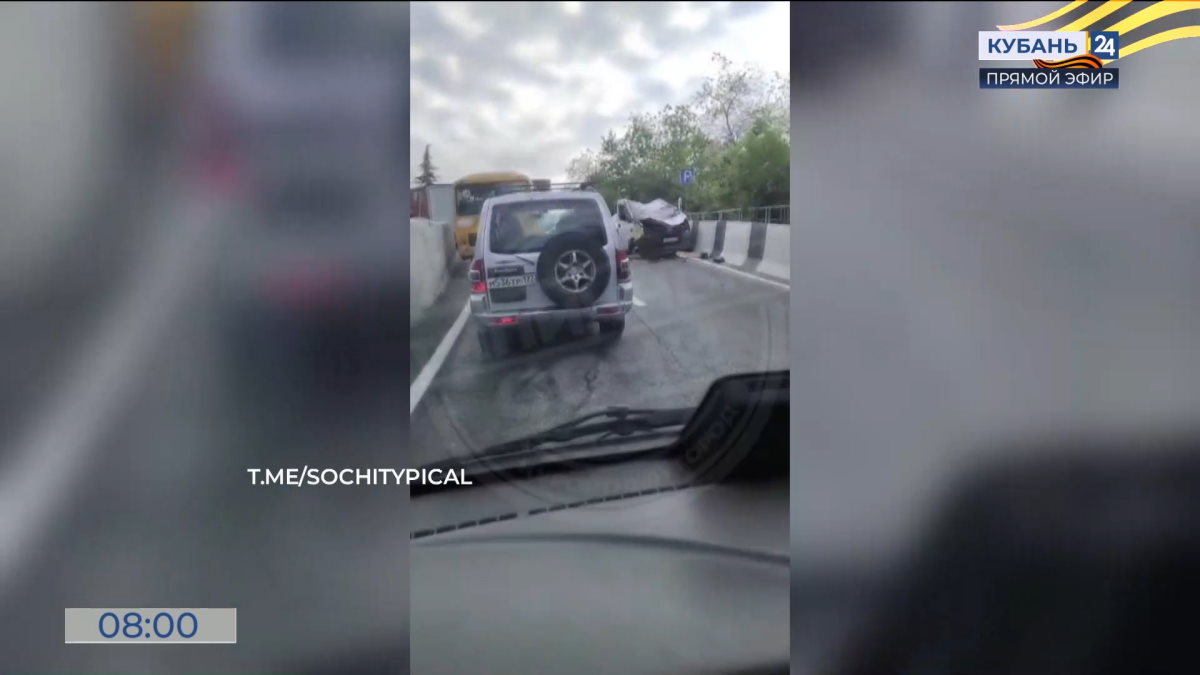 Перевернувшаяся «Газель» затруднила движение на Мамайском перевале в Сочи 6 мая