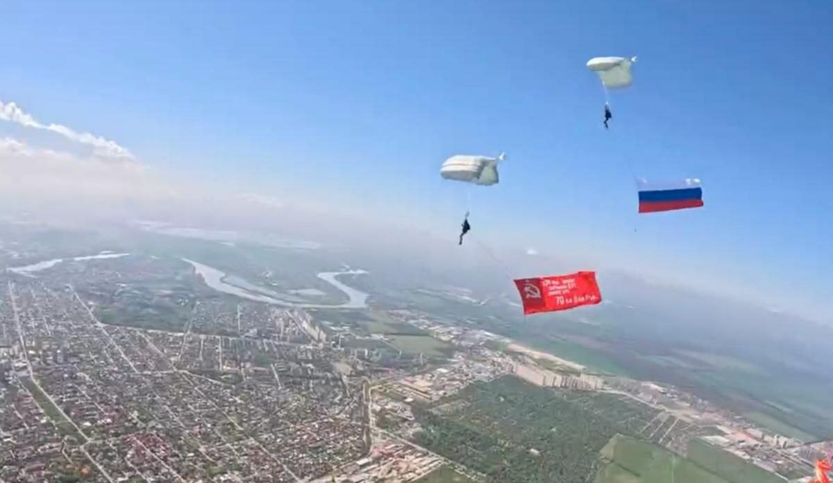 Военные парашютисты взяли в небо над Краснодаром Знамя Победы и флаг России