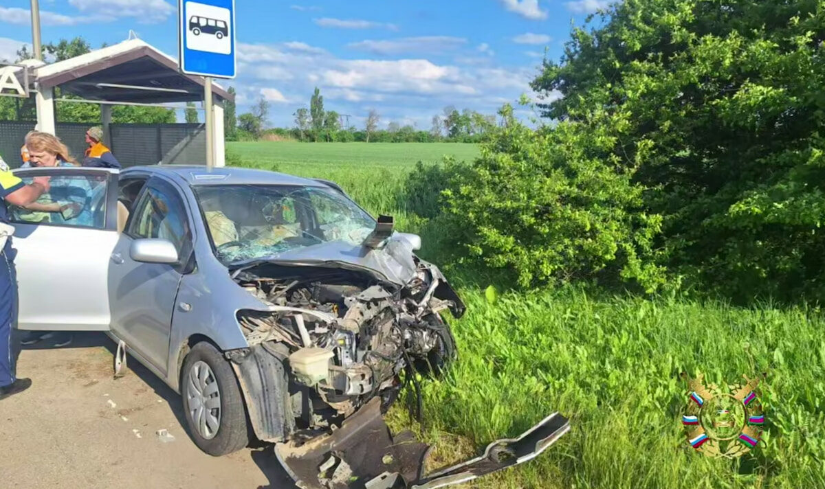 В Северском районе Toyota на большой скорости влетела в забор, пассажир погиб
