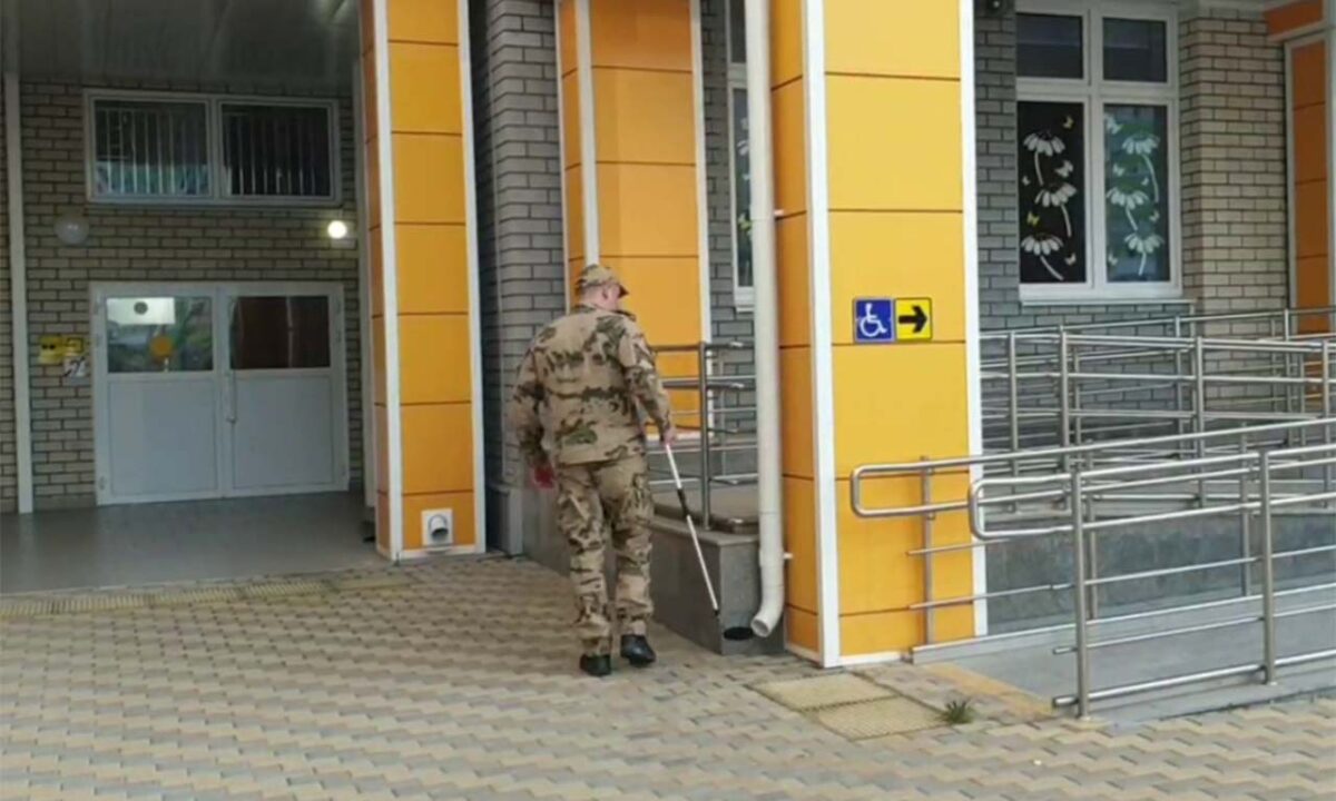 Взрывотехники проверят школы Кубани перед последними звонками