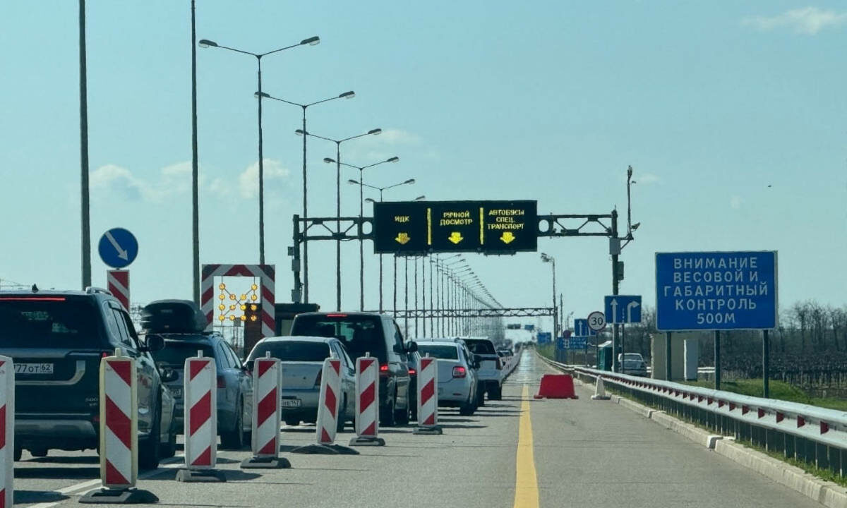 В очереди перед Крымским мостом встали более 600 машин со стороны Керчи