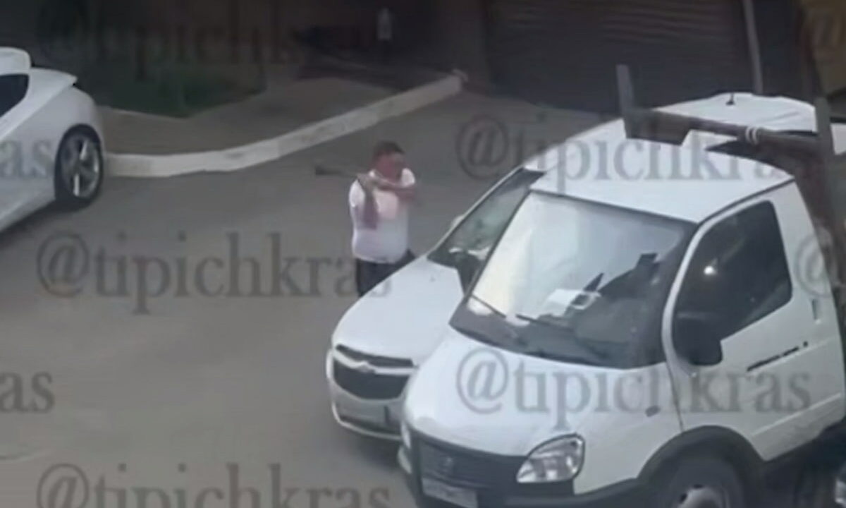 В Краснодаре мужчина разбил молотком лобовое стекло машины и отправился в нокаут