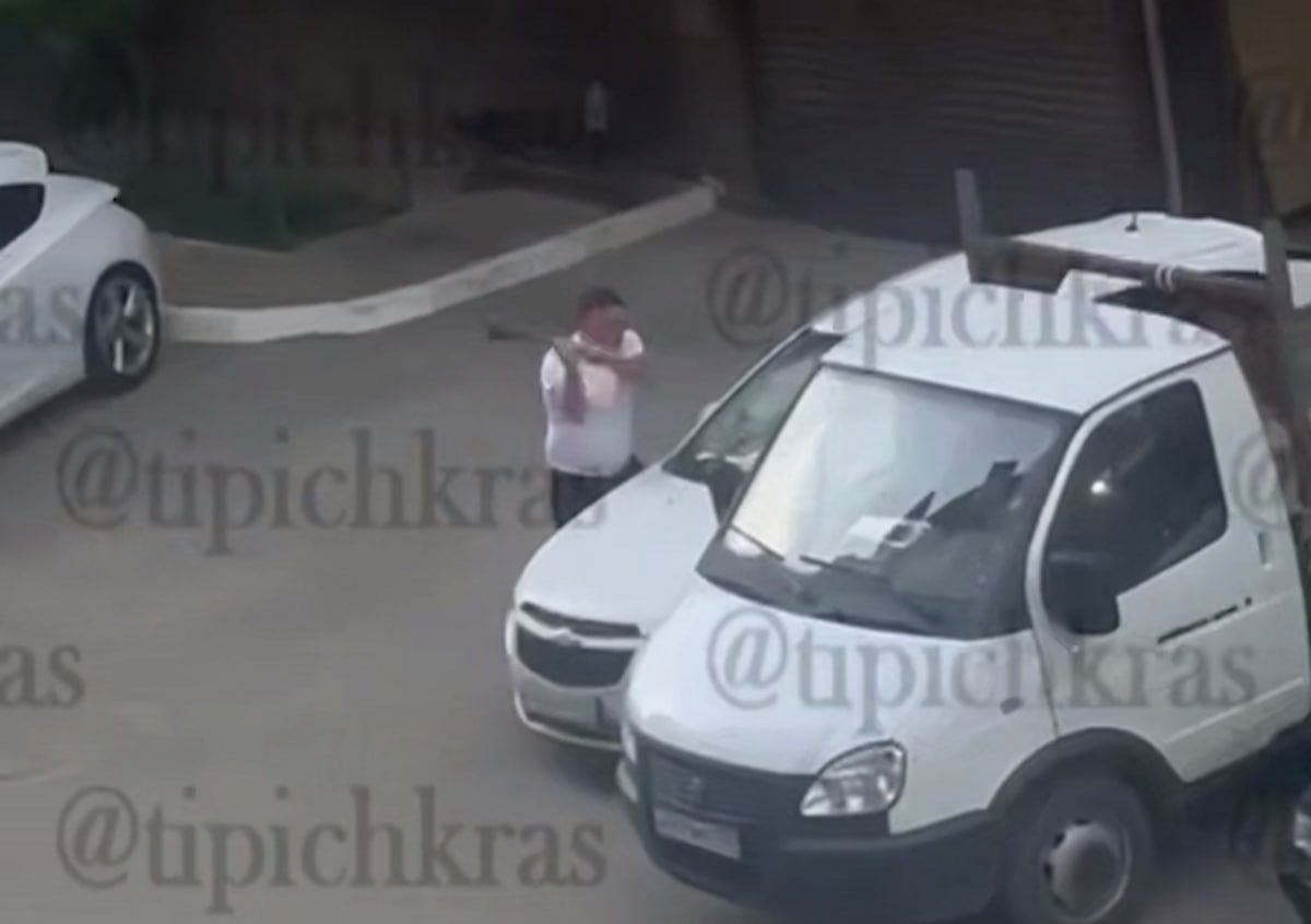 В Краснодаре мужчина разбил молотком лобовое стекло машины и отправился в нокаут