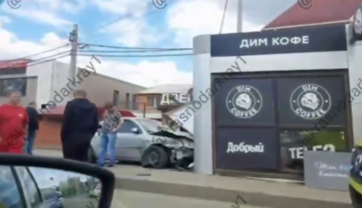 Ford после ДТП на встречке протаранил остановку в Краснодаре, двое пострадали