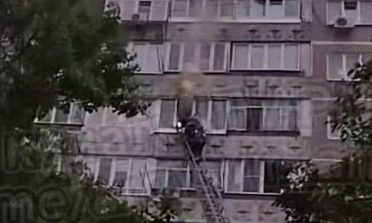 В Армавире 15 человек спасли во время пожара в многоэтажке