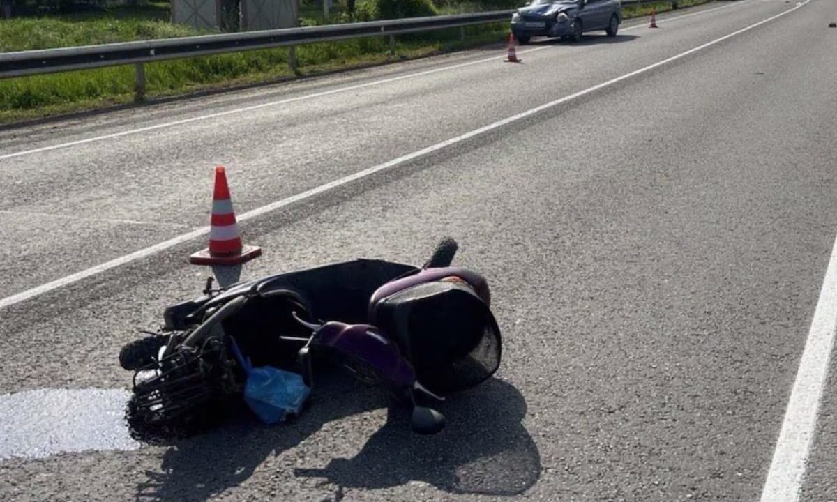 В Темрюкском районе водитель мопеда влетел в легковушку и погиб