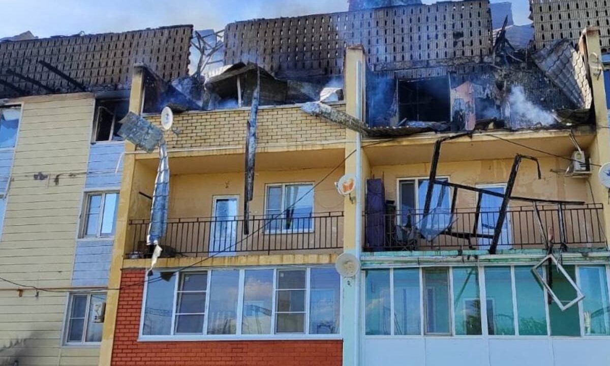 В Староминской потушили пожар в жилом доме, часть квартир уничтожена огнем