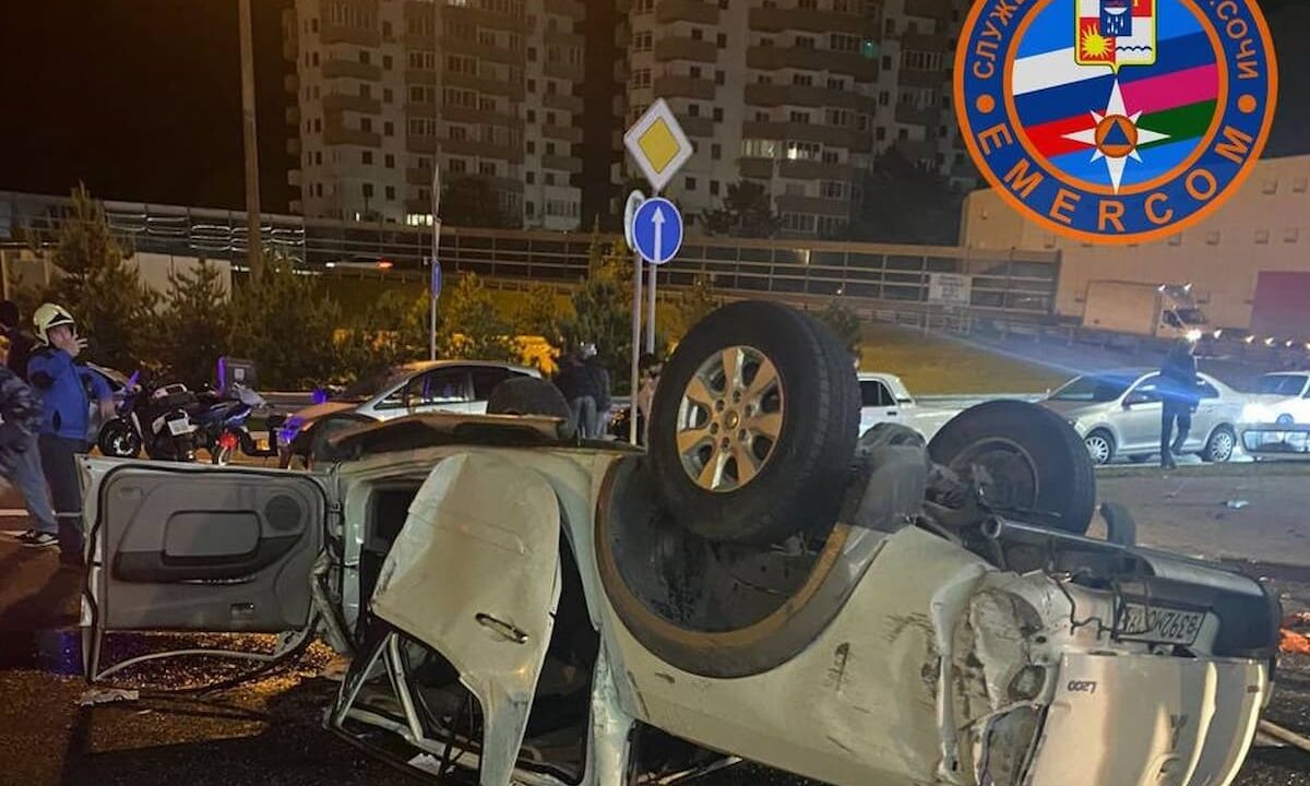 Внедорожник влетел в отбойник и перевернулся на выезде из тоннеля в Сочи