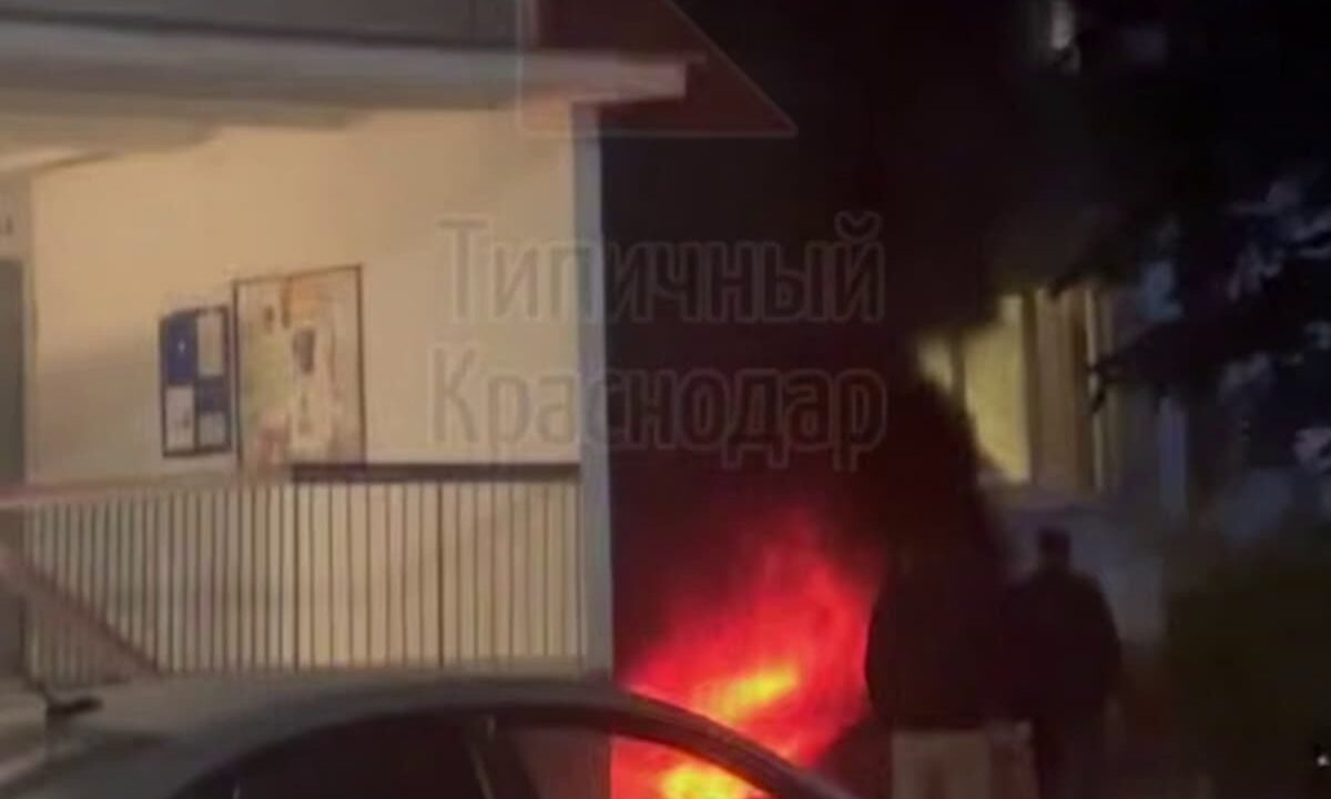 В Краснодаре произошел пожар в цоколе многоэтажки на Гидрострое
