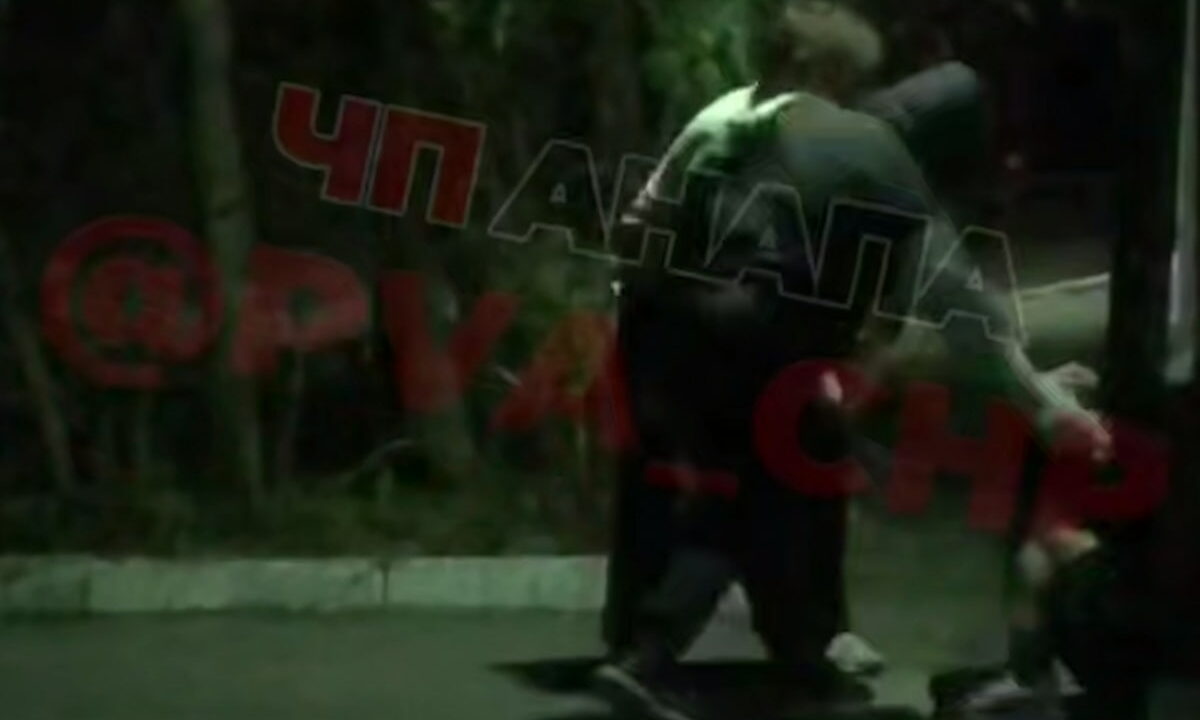 В Анапе полиция разыскивает компанию, жестоко избившую парня на улице