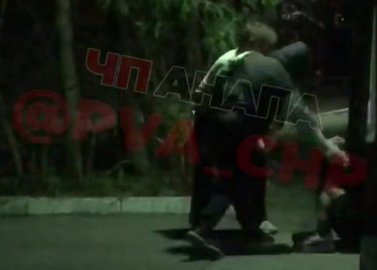 В Анапе полиция разыскивает компанию, жестоко избившую парня на улице