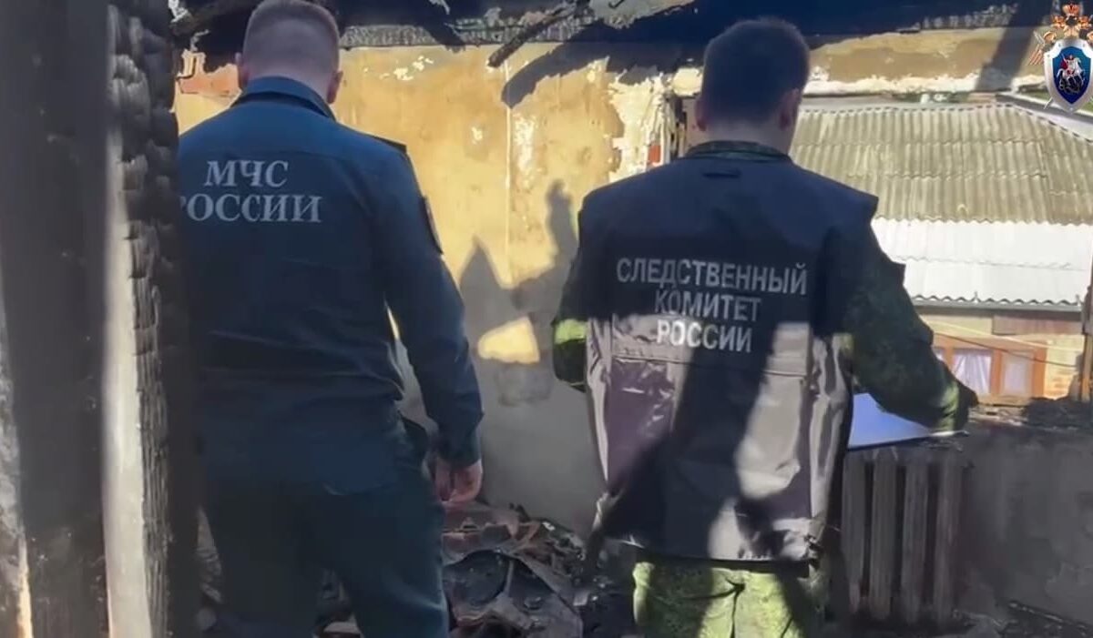 Мужчина погиб на глазах у отца во время пожара в частном доме в Краснодаре