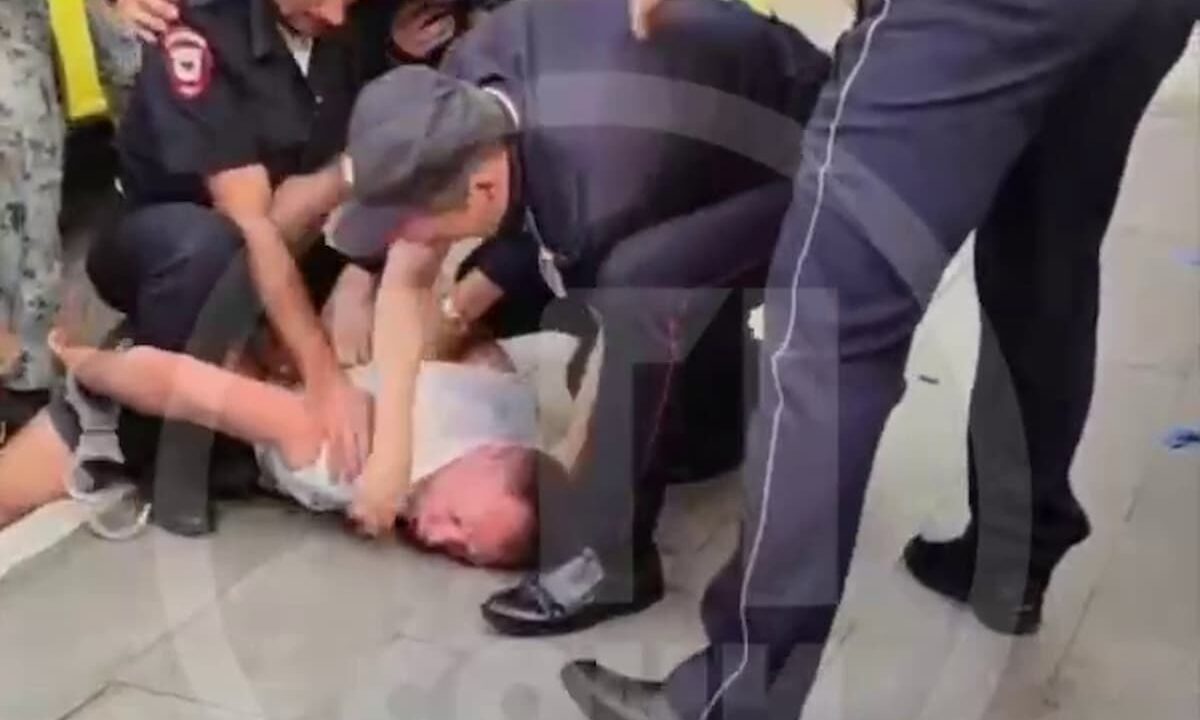 Сбежавшего из машины скорой неадекватного мужчину задержали на остановке в Сочи