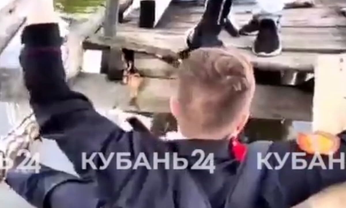 Мост через реку развалился под ногами школьников в Павловском районе