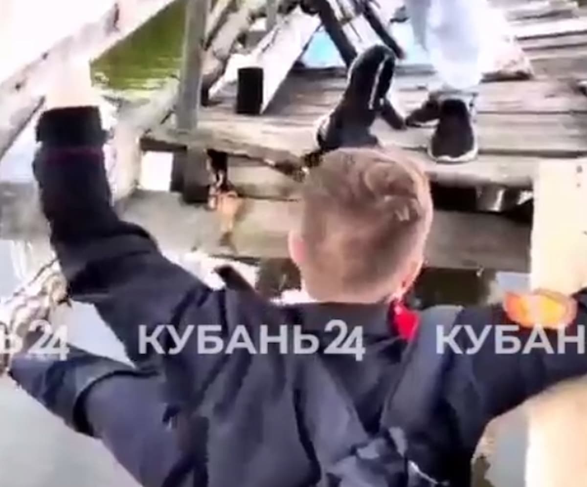 Мост через реку развалился под ногами школьников в Павловском районе