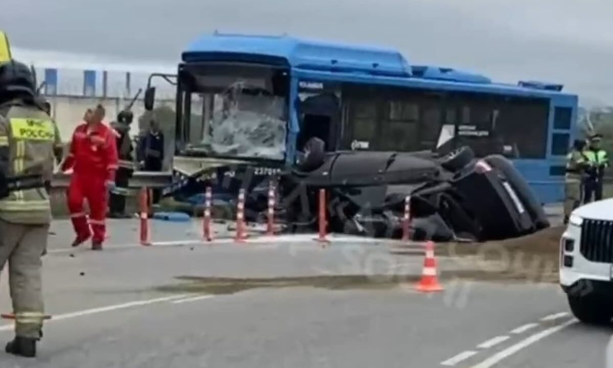 Водитель легковушки погиб в жестком столкновении с автобусом в Сочи