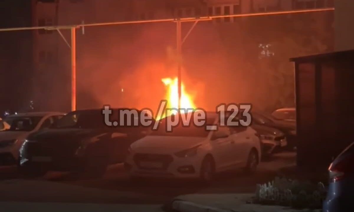 Легковушка загорелась во дворе многоэтажки в Ейске