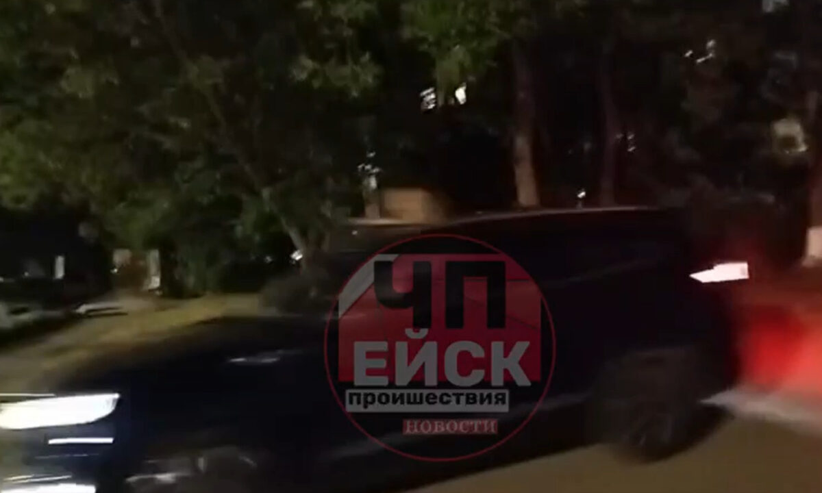 Распевающих гимн в машине голых девушек ищет полиция в Ейске