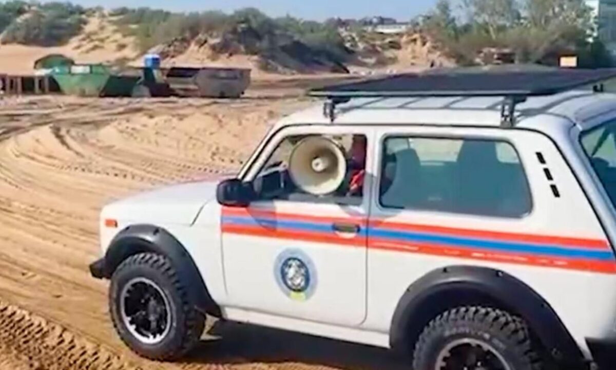Две спецмашины начали патрулировать закрытые из-за мазута пляжи Анапы