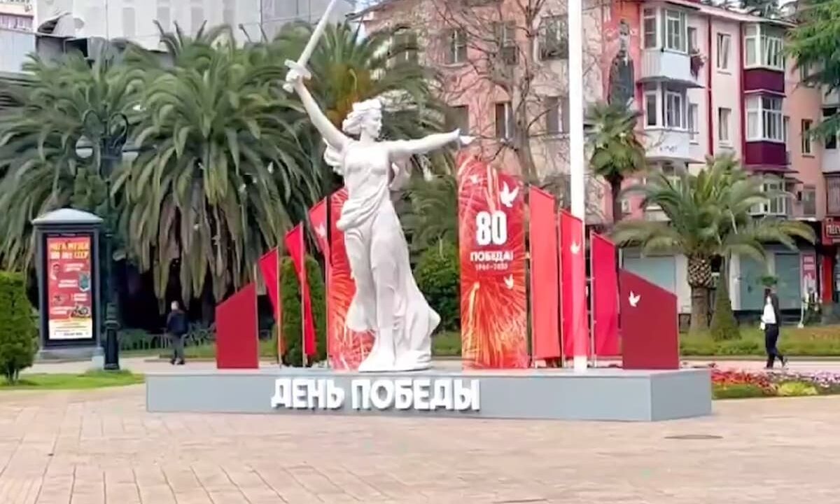 Скульптуру «Родина-мать» установили ко Дню Победы в центре Сочи