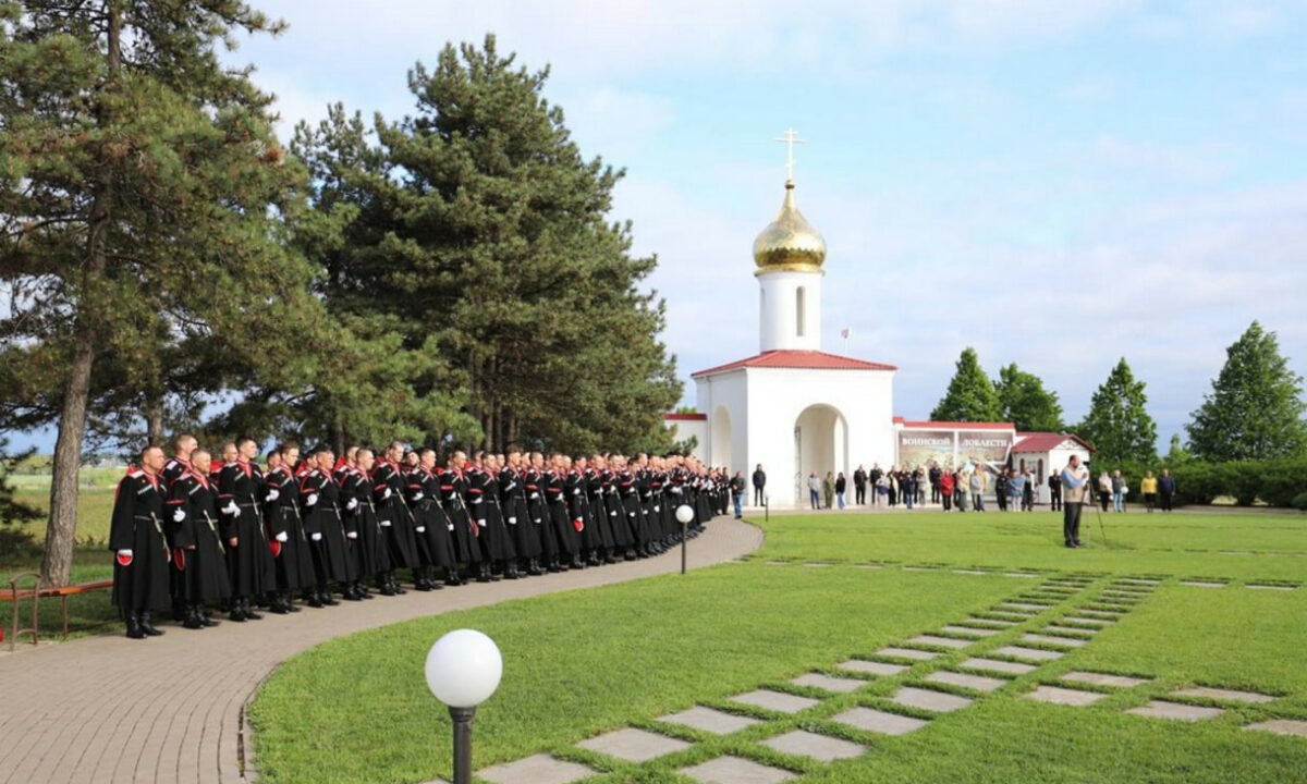 Парадный расчет кубанских казаков торжественно встретили в Кущевской
