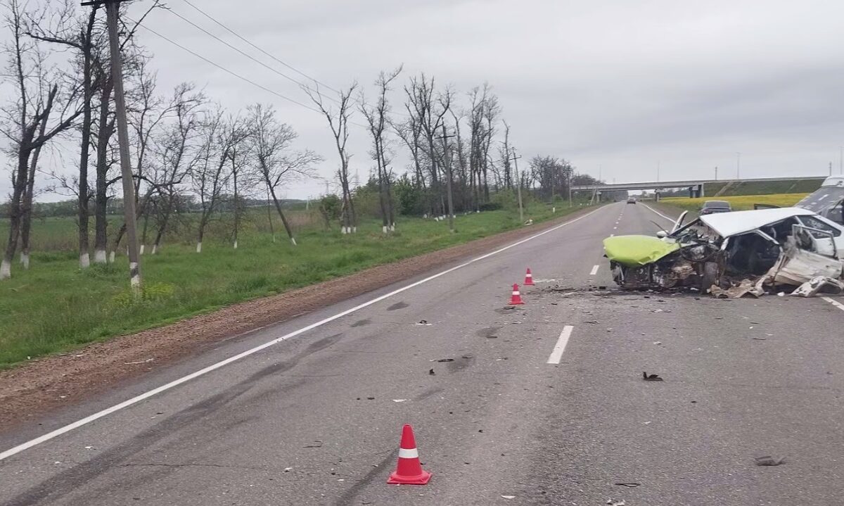 Водитель легковушки погиб в лобовом ДТП с грузовиком на Кубани