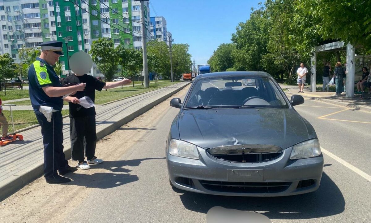Водитель иномарки сбил школьника, выбежавшего из-за автобуса в Краснодаре