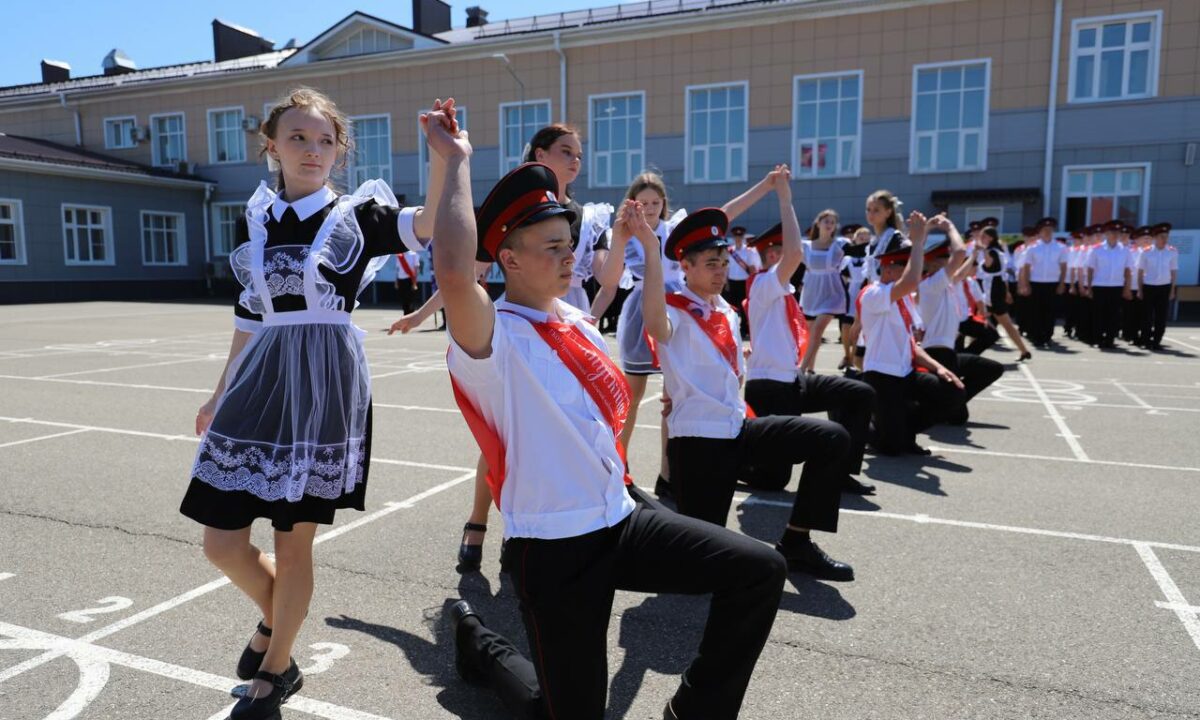 Последний звонок 24 мая прозвенел во всех школах и кадетских корпусах Кубани