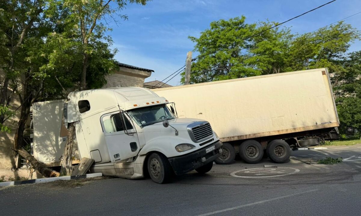 Фура на большой скорости влетела в жилой дом в Новороссийске