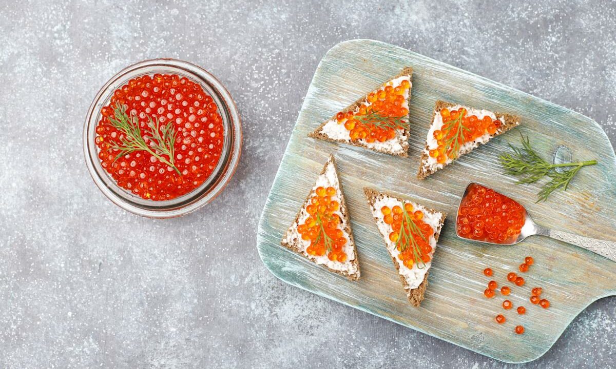 Врач Тарасова: бутерброды с икрой — тройной удар по поджелудочной и печени