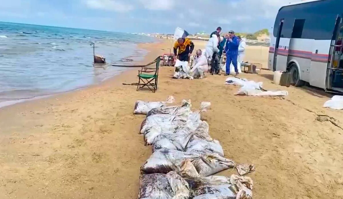 Водолазы собрали 19 тонн смеси мазута, песка и воды у берегов Анапы 5 мая