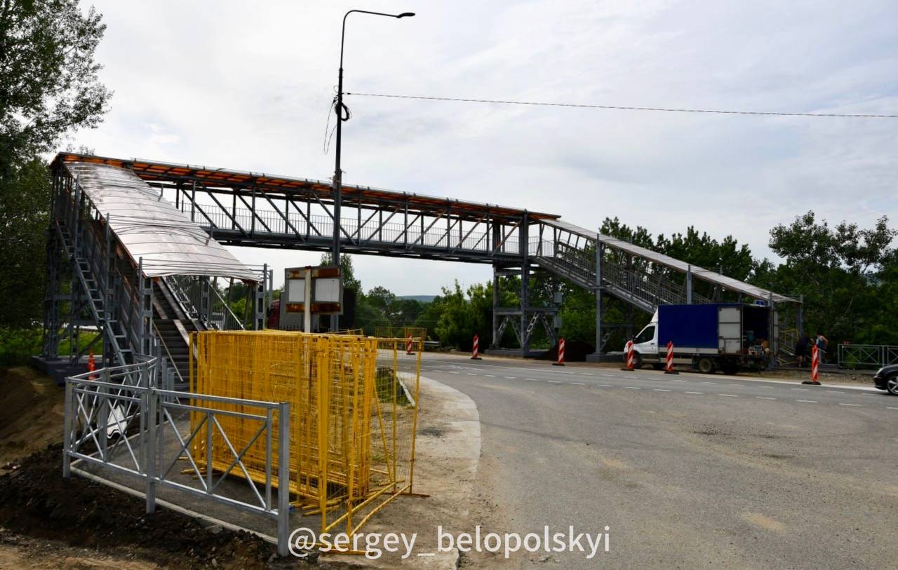 В Горячем Ключе почти завершили установку двух надземных переходов на М-4 «Дон»
