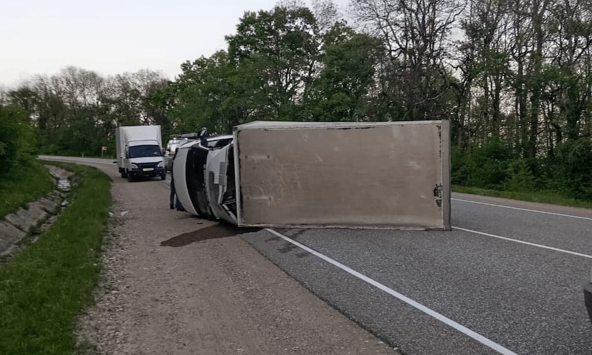 На Кубани спасатели вызволили водителя из опрокинувшегося на трассе грузовика