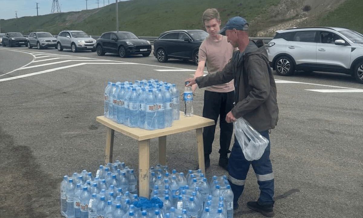 Пункты выдачи питьевой воды организовали на подъезде к Крымскому мосту