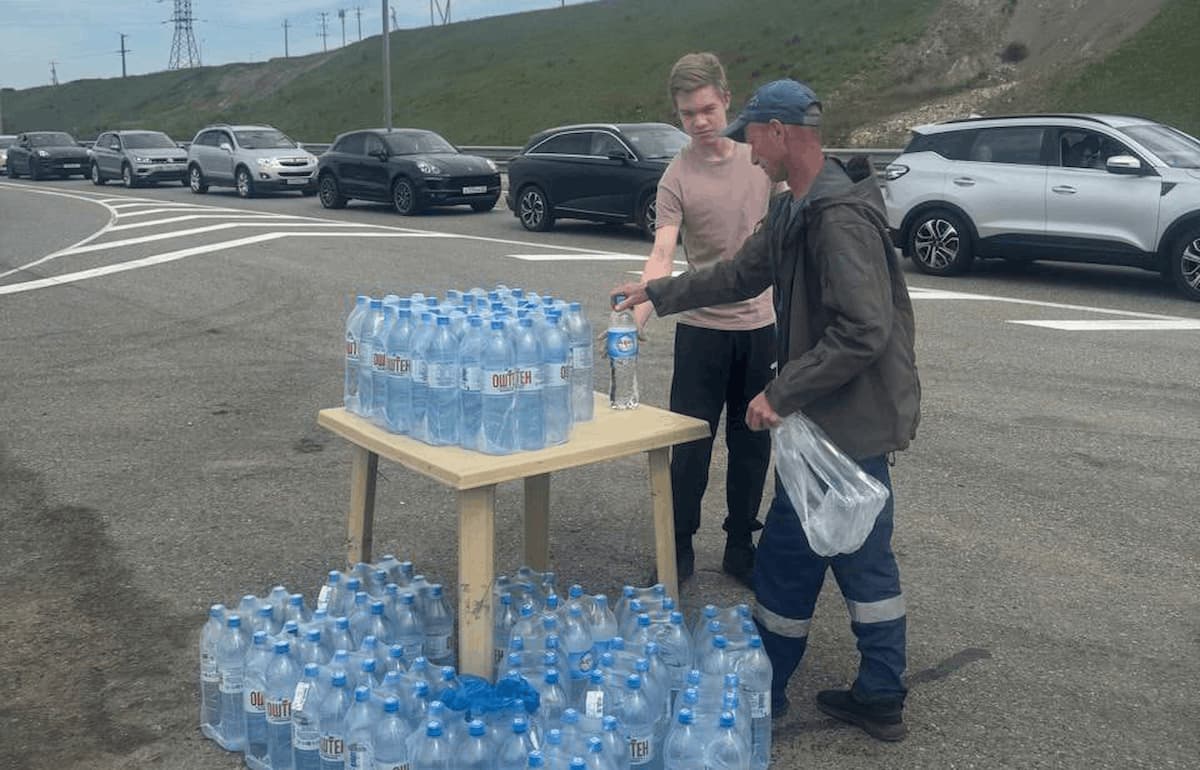 Пункты выдачи питьевой воды организовали на подъезде к Крымскому мосту