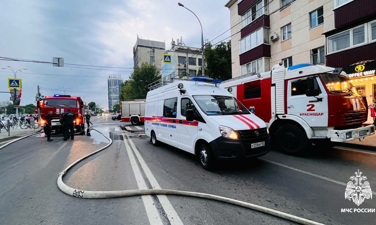 Двухэтажное здание загорелось напротив театра драмы в Краснодаре