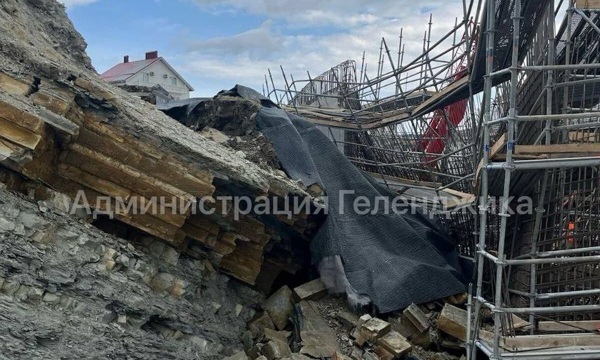 Посольство Киргизии установило контакт с родными погибших в Геленджике рабочих