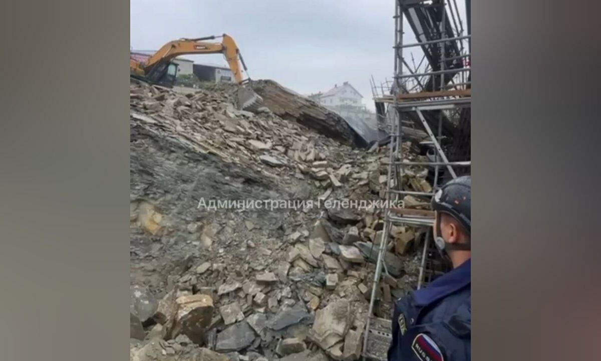 Оказавшиеся под завалом на стройке в Геленджике рабочие погибли