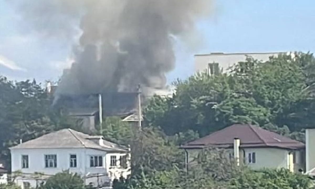 Частный дом загорелся на площади 120 кв. метров в Новороссийске