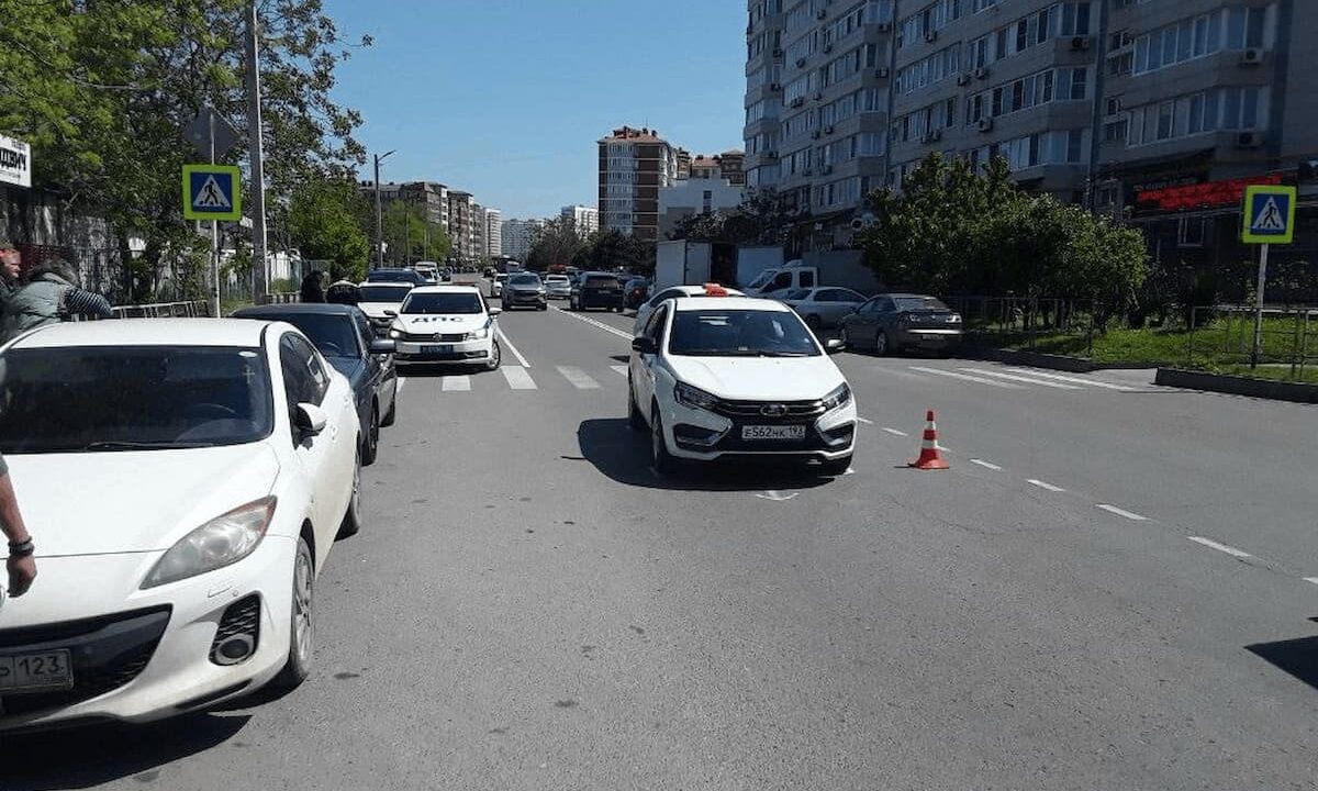 Водитель такси сбил школьницу на пешеходном переходе в Анапе