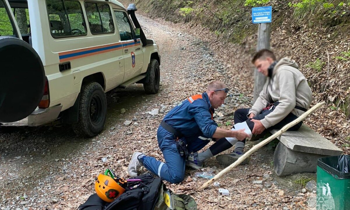 Спасатели спустили с горы Ачишхо в Сочи туриста с травмированным коленом