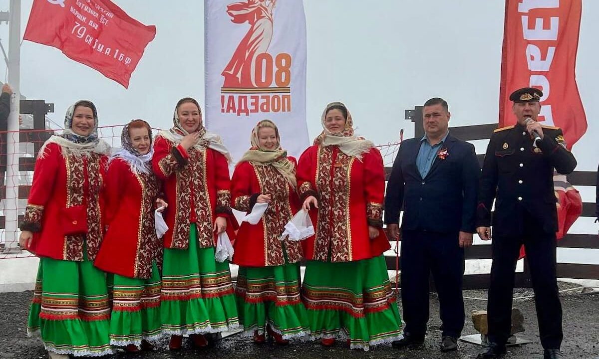 Копию Знамени Победы установили на высоте 2,2 тыс. метров в горах Сочи