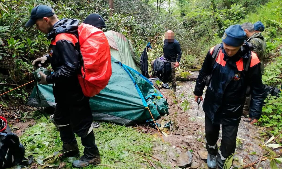 Спасатели пришли на помощь группе туристов, упавших в каньон в горах Сочи