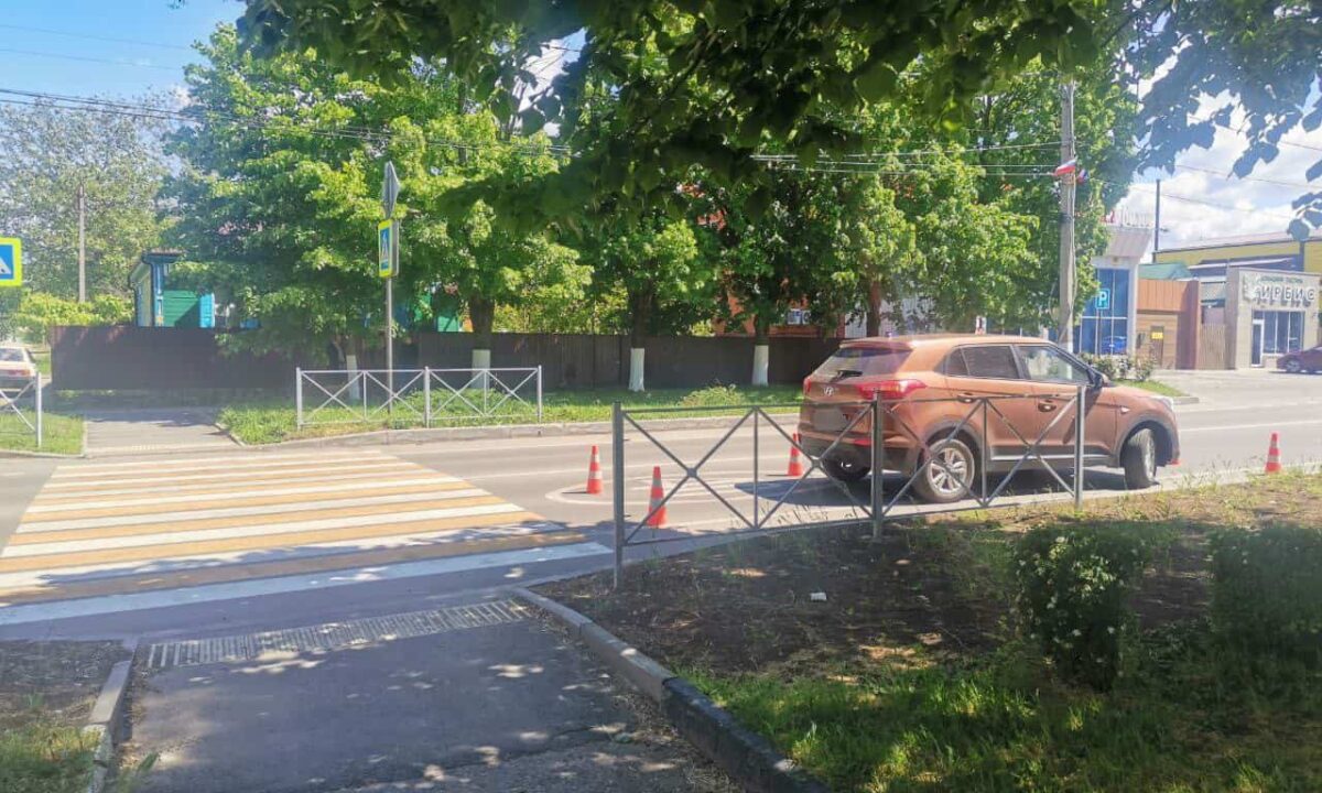 Иномарка сбила женщину с ребенком на переходе в Каневском районе